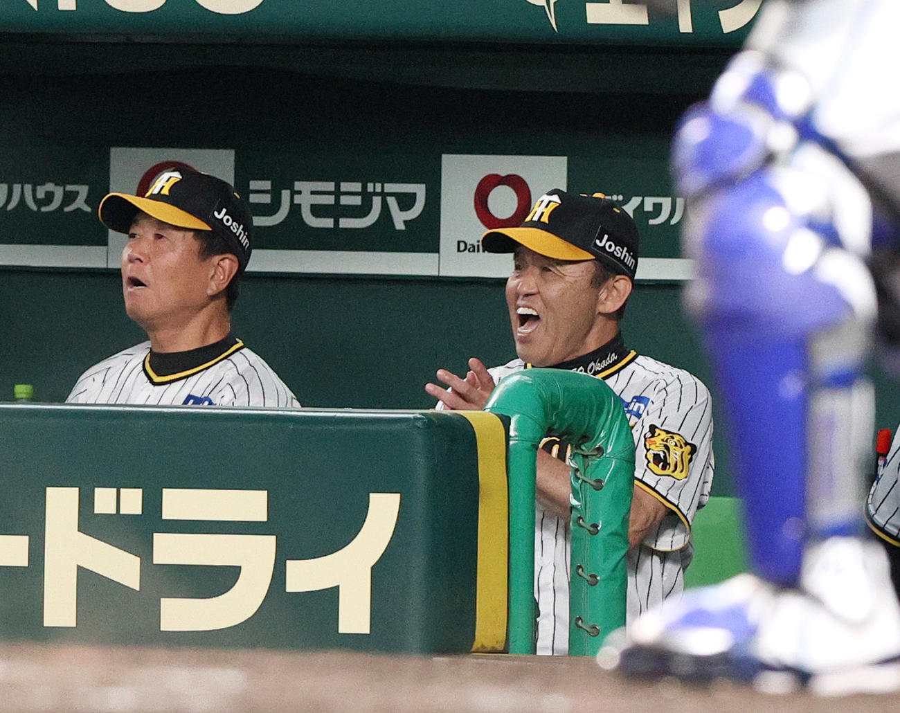 阪神対DeNA 9回裏阪神1死満塁、岡田監督（右）は森下のサヨナラ中犠飛に歓喜する。左は平田ヘッドコーチ（撮影・上山淳一）