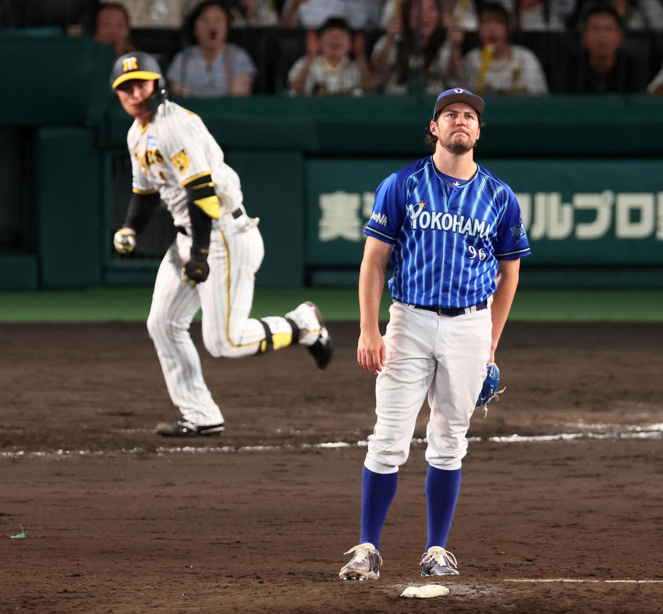 阪神対DeNA 8回裏阪神無死一塁、バウアーは森下に左越え同点2点本塁打を浴びる（撮影・加藤哉）