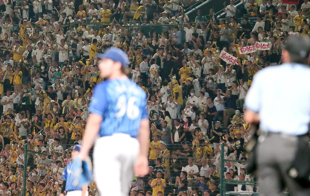 阪神対DeNA 8回裏阪神1死、前川の右二塁打で歓喜する阪神ファン。手前は投手バウアー（撮影・上山淳一）