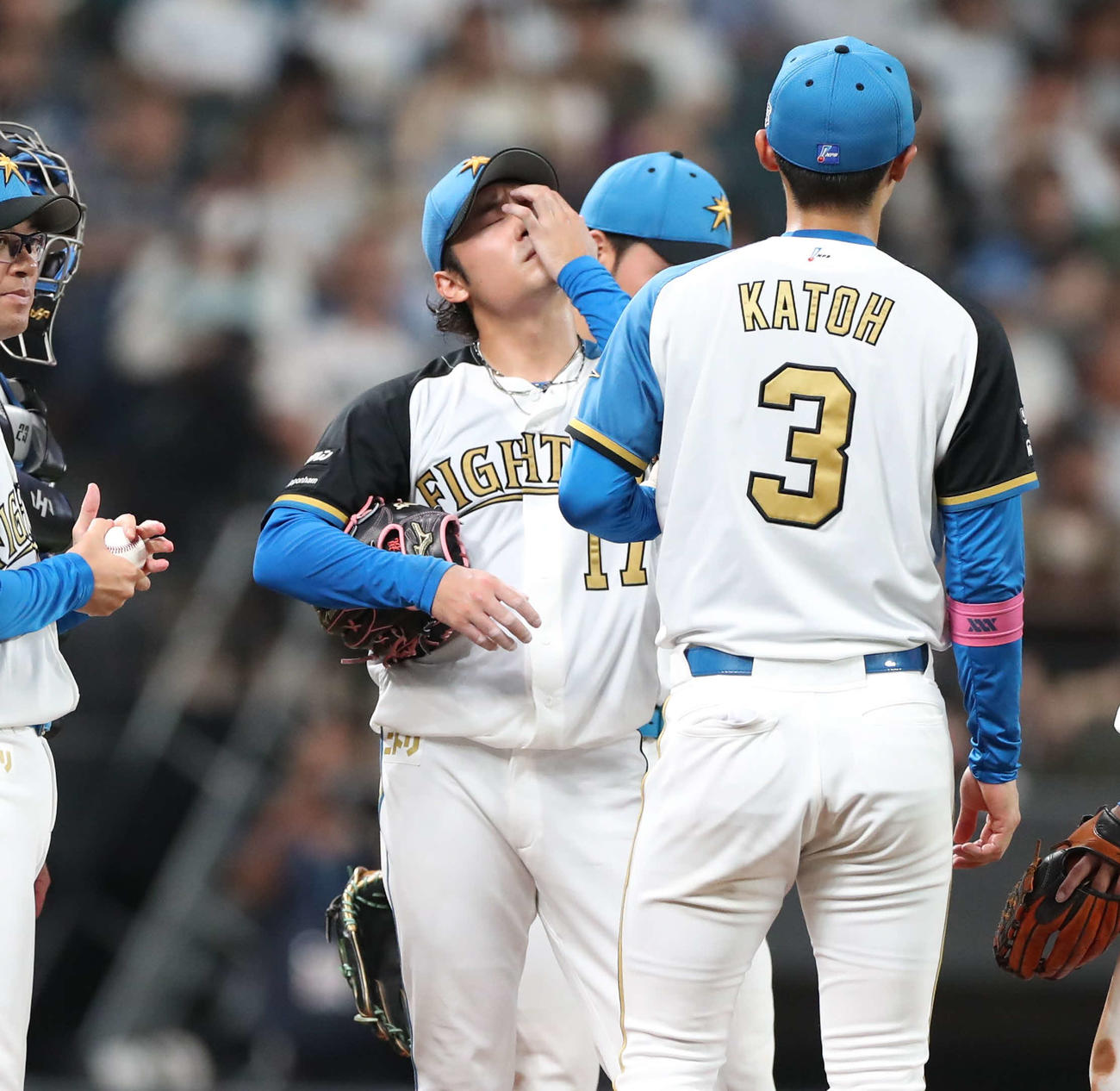 日本ハム対楽天　8回表、浅村に2点本塁打を浴び顔をしかめる伊藤（撮影・黒川智章）