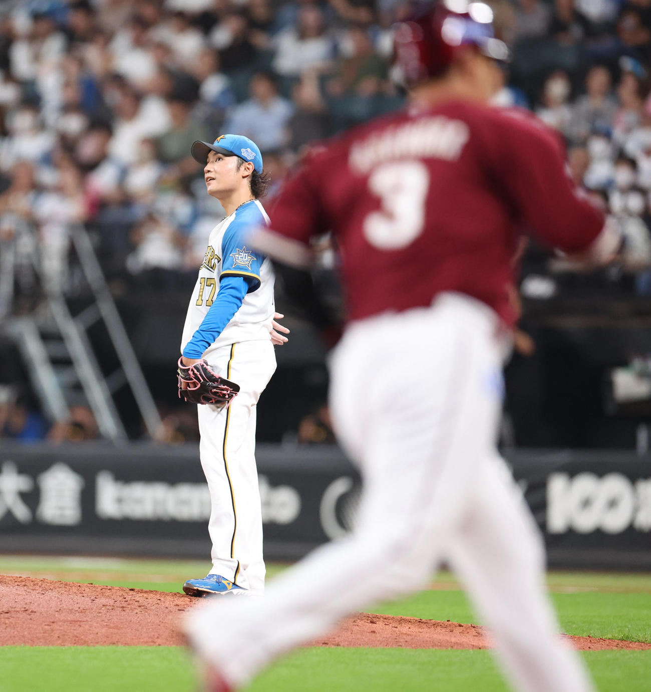 日本ハム対楽天　8回表楽天1死二塁、浅村に右越え2点本塁打を浴びる伊藤（撮影・佐藤翔太）