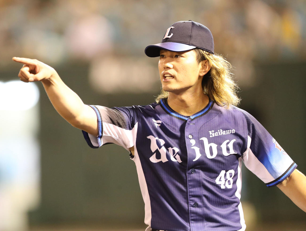 ソフトバンク対西武　7回を投げ終わり、好守備の野手を迎える先発の今井（撮影・梅根麻紀）