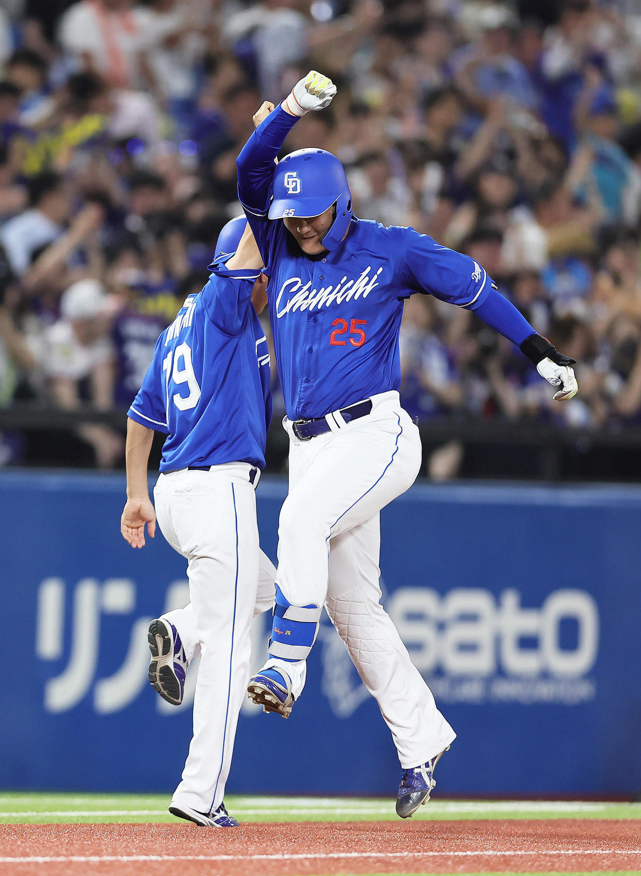 ヤクルト対中日　5回表中日2死、石川昂は左中間への本塁打を放ちジャンプタッチを交わす（撮影・足立雅史）