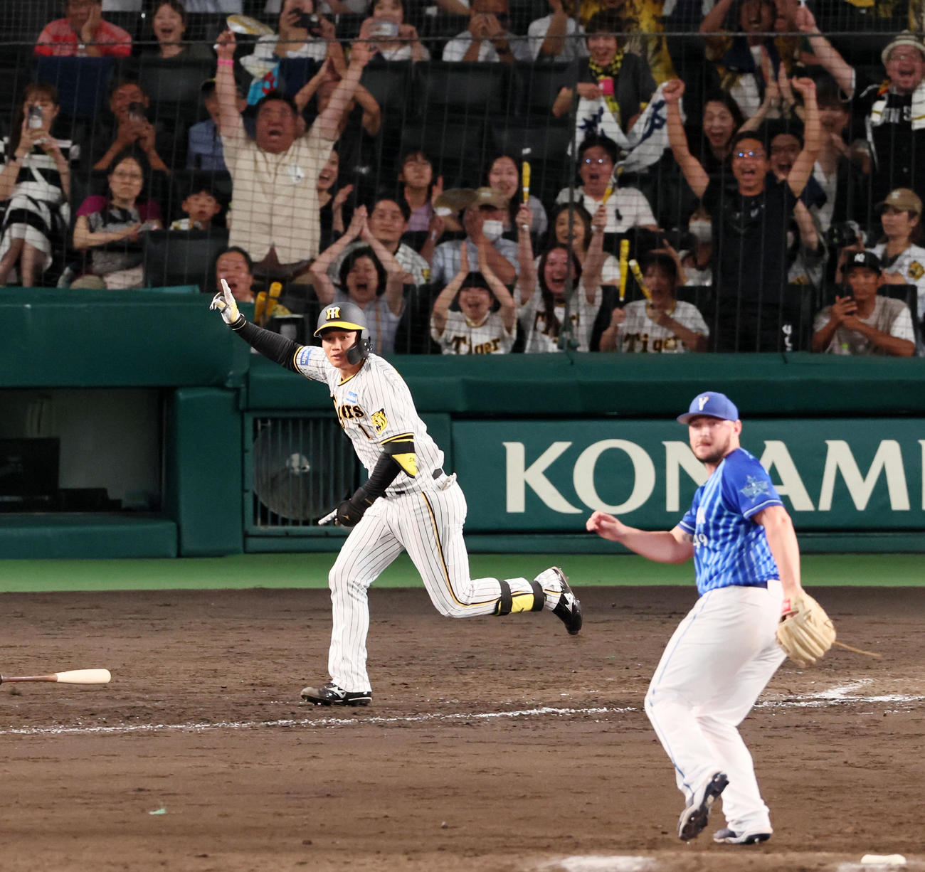 阪神対DeNA 9回裏阪神1死満塁、森下は中堅へサヨナラ犠飛を放つ。投手はウェンデルケン（撮影・加藤哉）