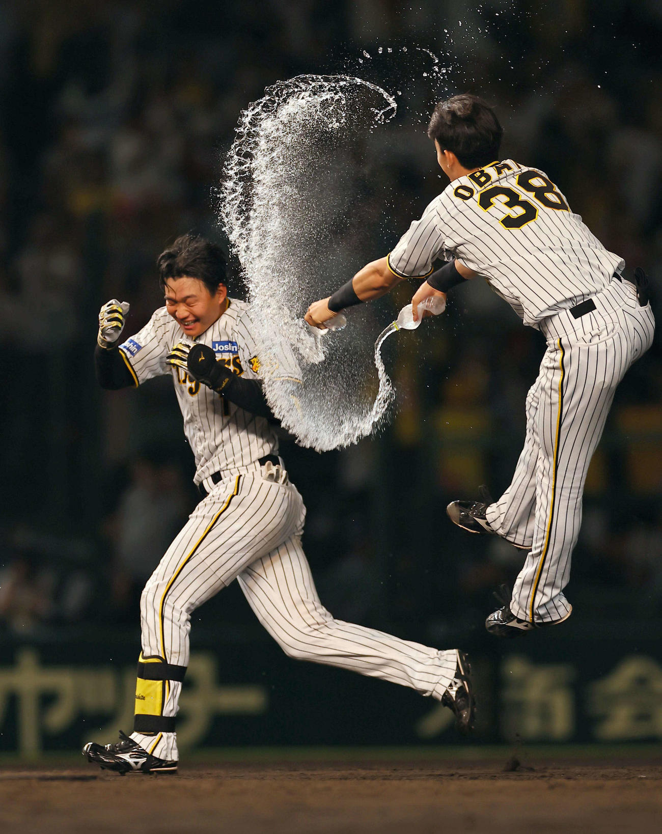 阪神対DeNA 9回裏阪神1死満塁、森下（左）はサヨナラ犠飛を放ちウオーターシャワーを浴びる（撮影・上田博志）