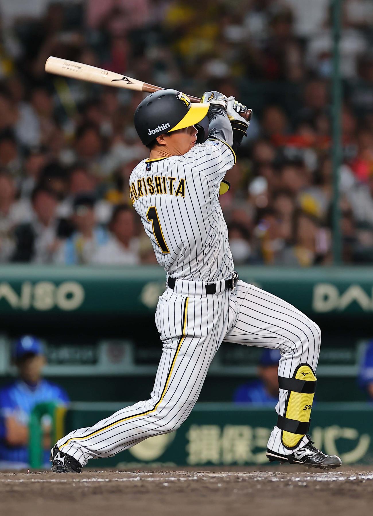 阪神対DeNA 9回裏阪神1死満塁、森下はサヨナラ中犠飛を放つ（撮影・上田博志）
