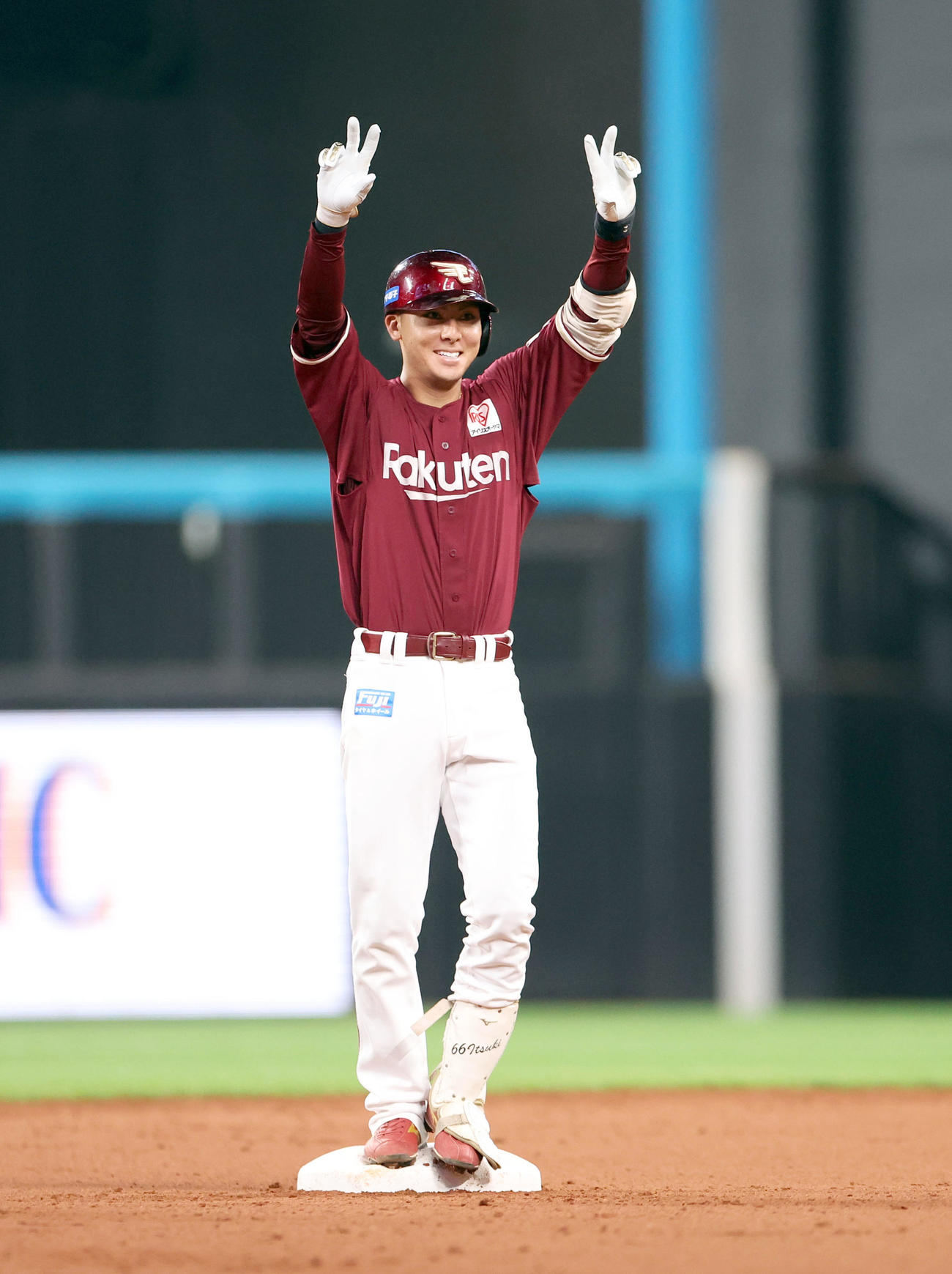 日本ハム対楽天　5回表楽天2死二塁、村林は勝ち越しとなる適時二塁打を放ち笑顔でポーズをとる（撮影・佐藤翔太）
