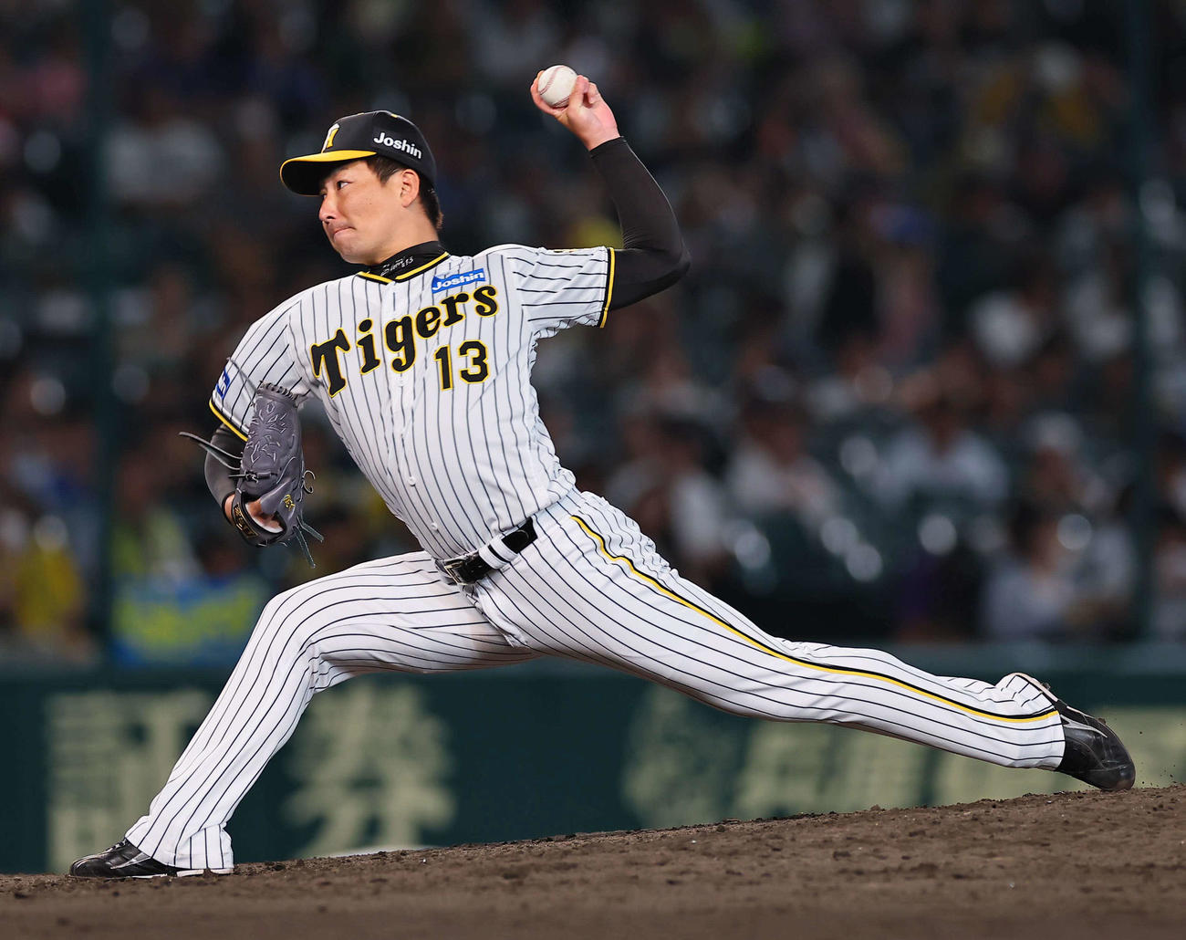 阪神5番手の岩崎（撮影・上田博志）