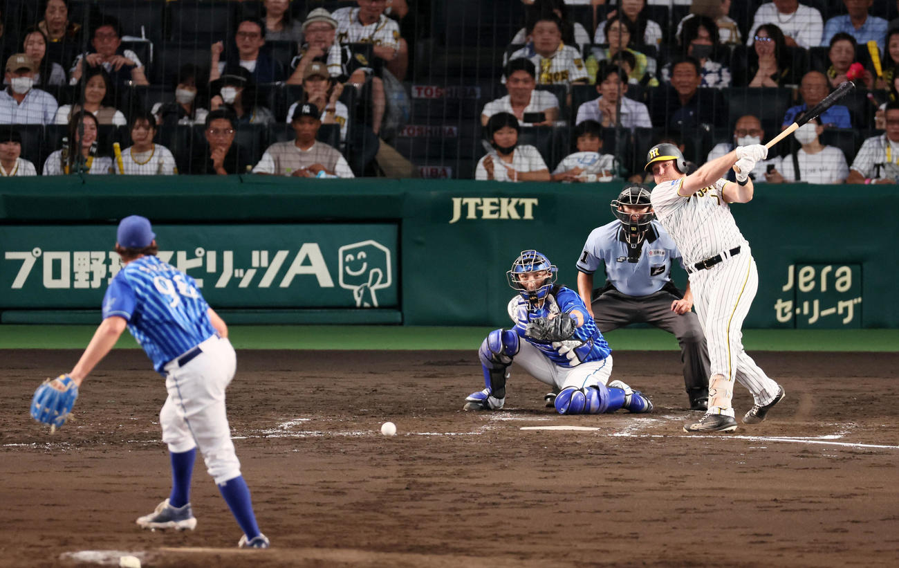 4回裏阪神1死満塁、ノイジーは二塁へ適時内野安打を放つ。投手バウアー（撮影・加藤哉）