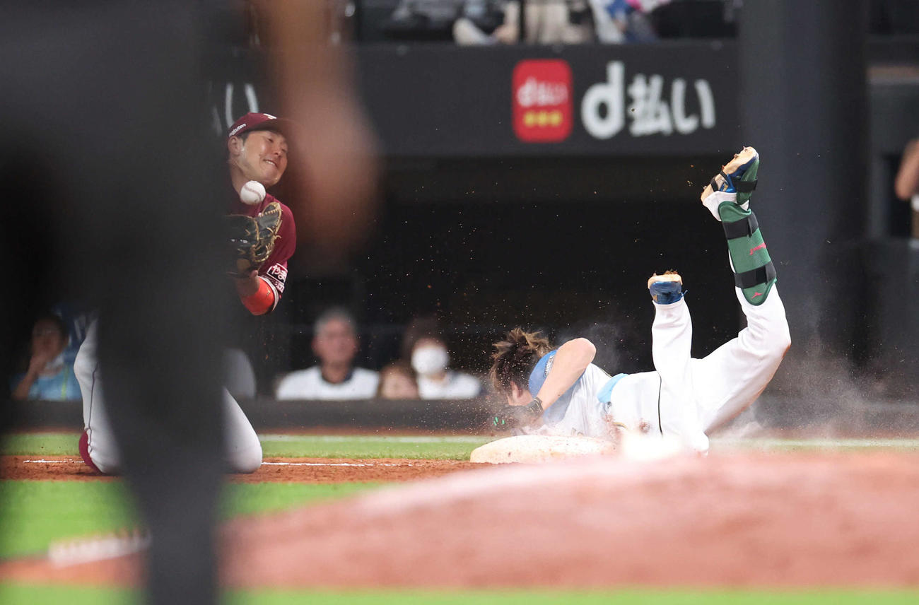 8回裏日本ハム2死二、三塁、浅間は適時内野安打を放ち一塁に頭から滑りこむ（撮影・佐藤翔太）