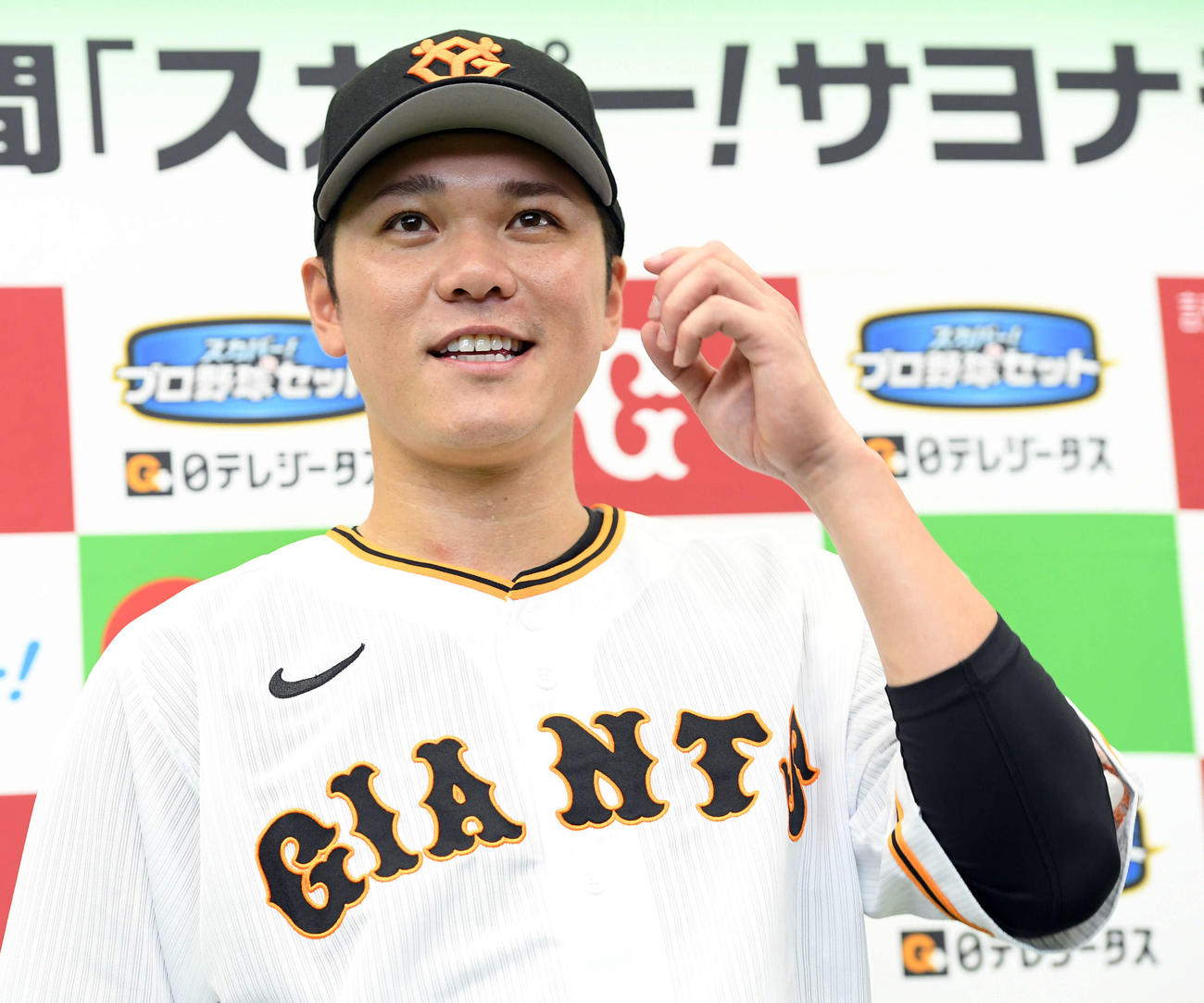 月間の「スカパー！サヨナラ賞」を受賞し取材に応じる巨人坂本勇人（撮影・たえ見朱実）