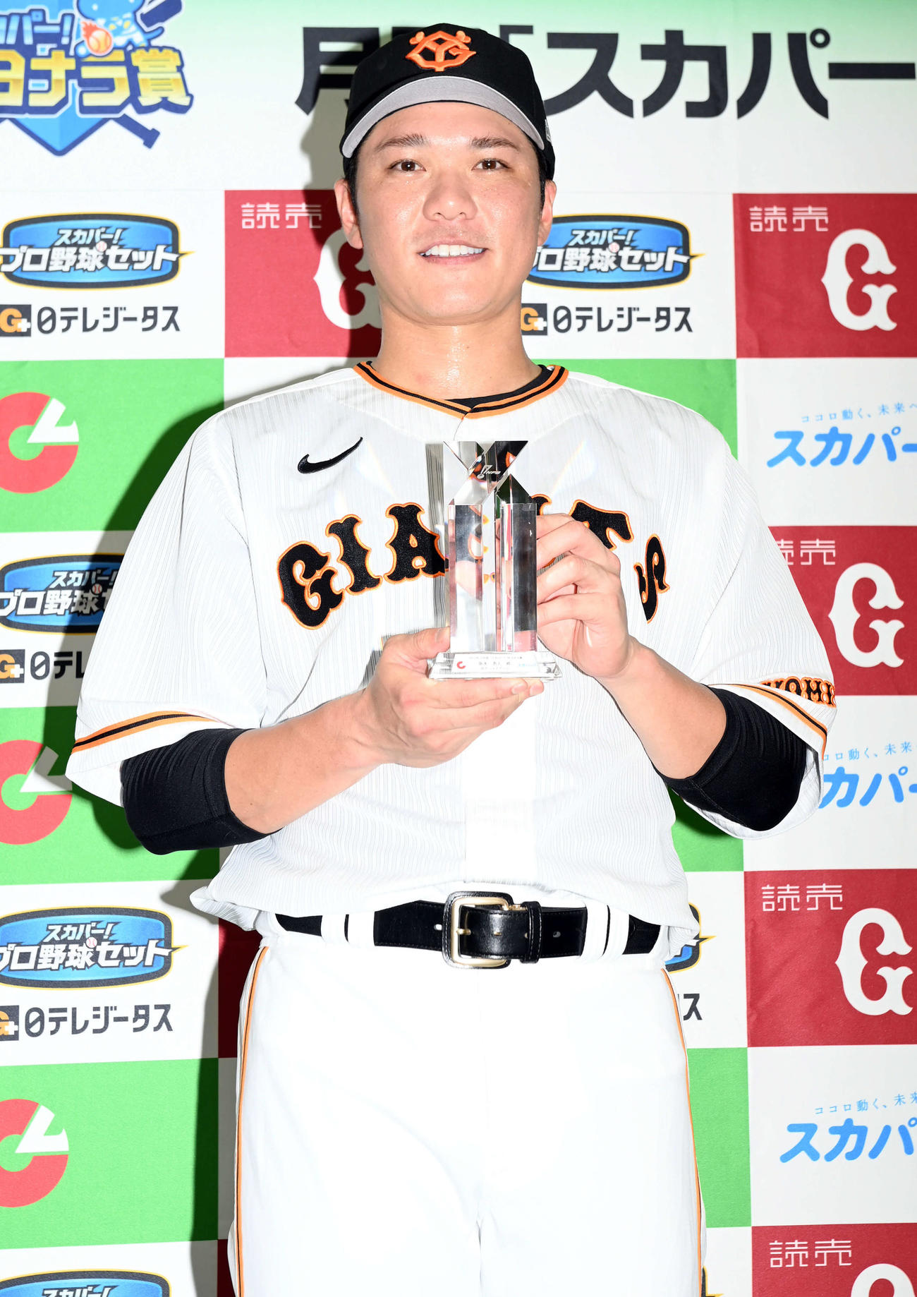 月間の「スカパー！サヨナラ賞」を受賞し笑顔を見せる巨人坂本勇人（撮影・たえ見朱実）