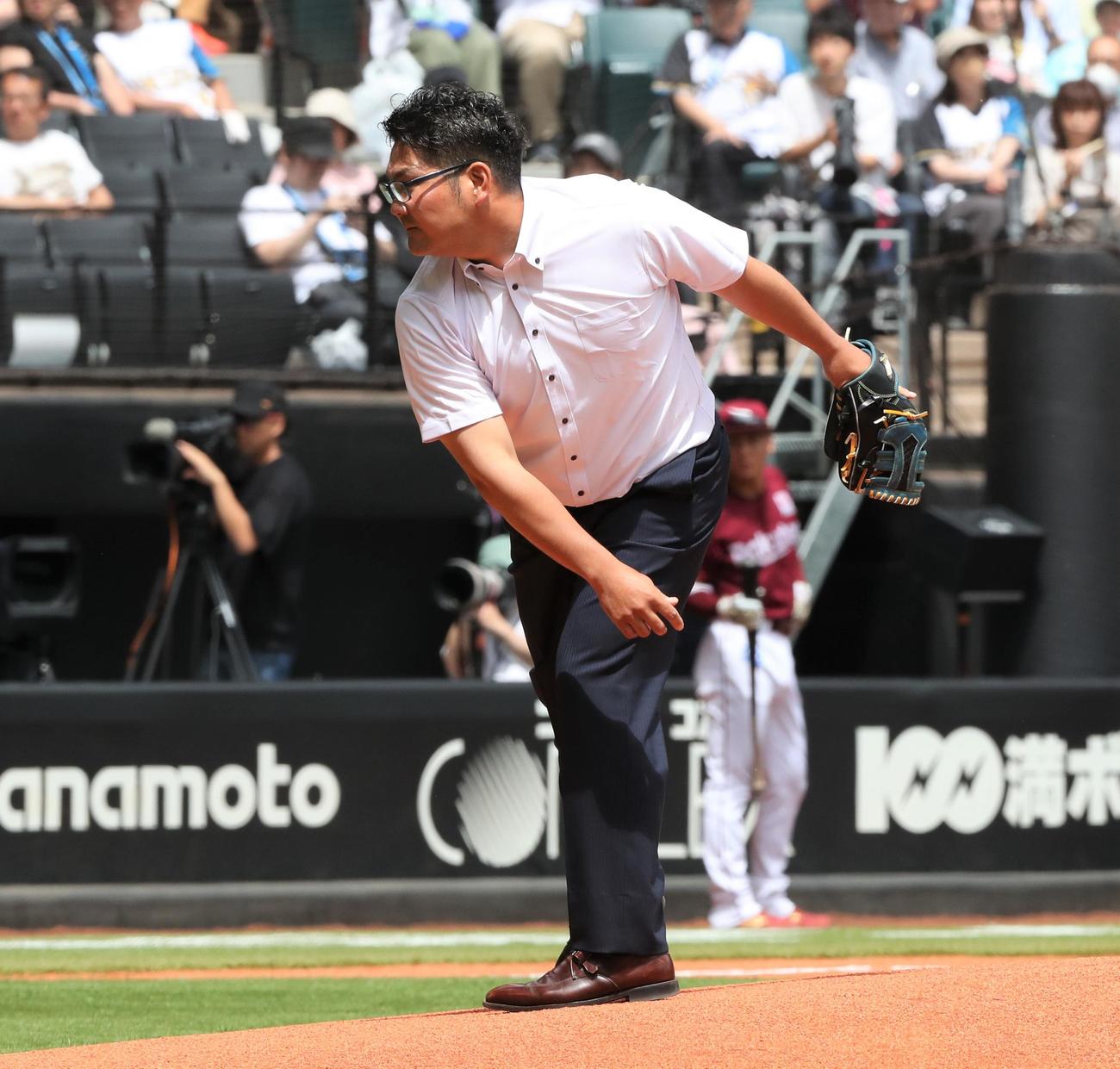 日本ハム対楽天　ファーストピッチセレモニーで投球する本間さん（撮影・黒川智章）