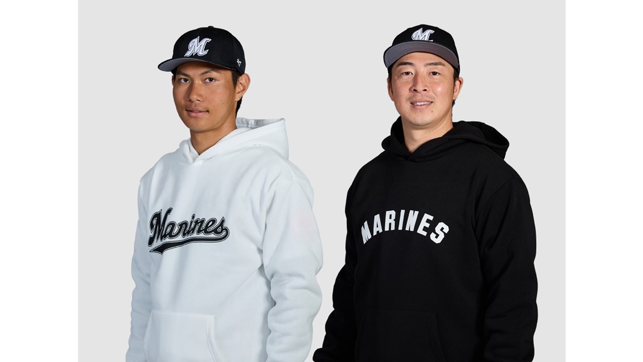 BLACKパーカを着用するロッテ美馬（右）とWHITEパーカを着用する藤原（球団提供）