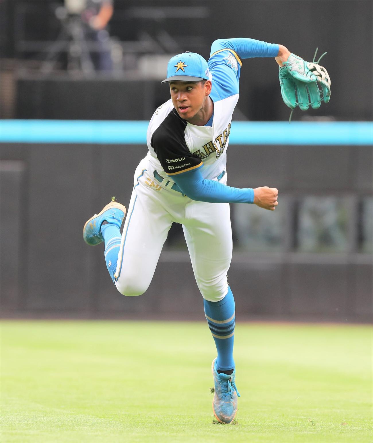 日本ハム対楽天　7回表楽天2死二塁、小深田に右前打で二塁走者村林を本塁で補殺する万波（撮影・黒川智章）