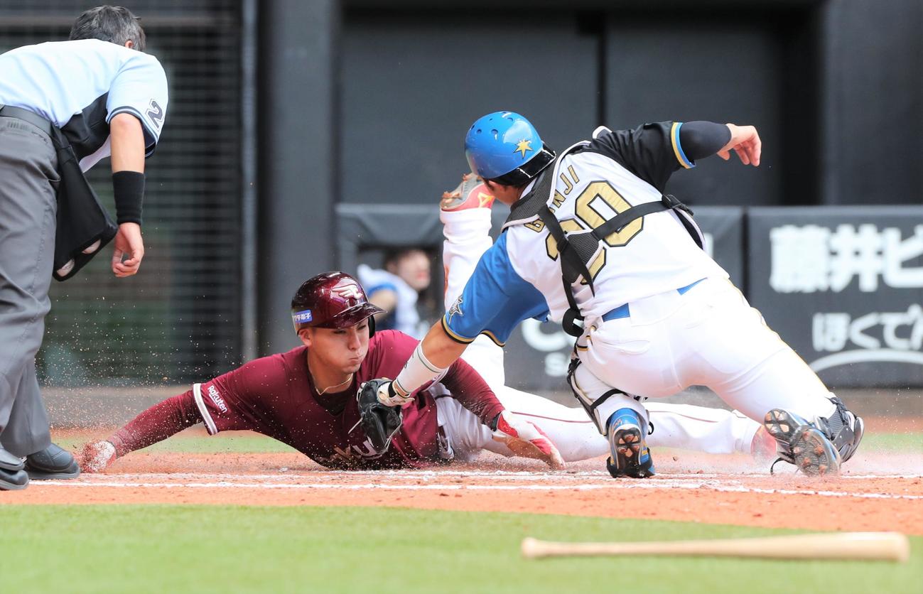 日本ハム対楽天　7回表楽天2死二塁、小深田に右前打で二塁走者村林を本塁で補殺する万波。捕手郡司（撮影・黒川智章）