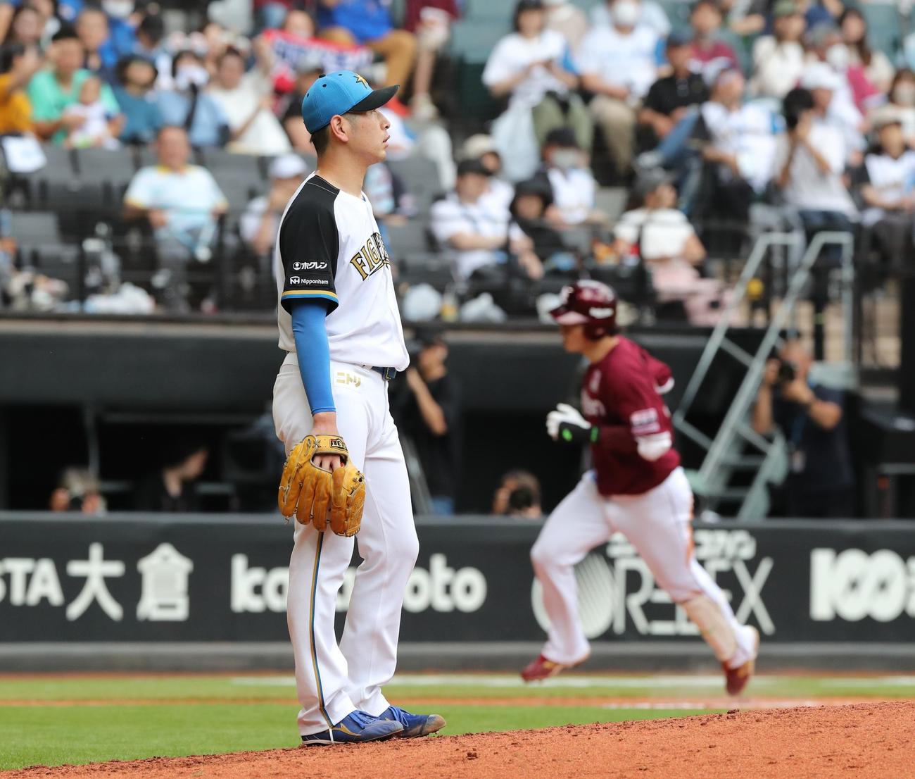 日本ハム対楽天　6回表楽天2死、伊藤裕に左越え本塁打を浴びる加藤貴（撮影・黒川智章）