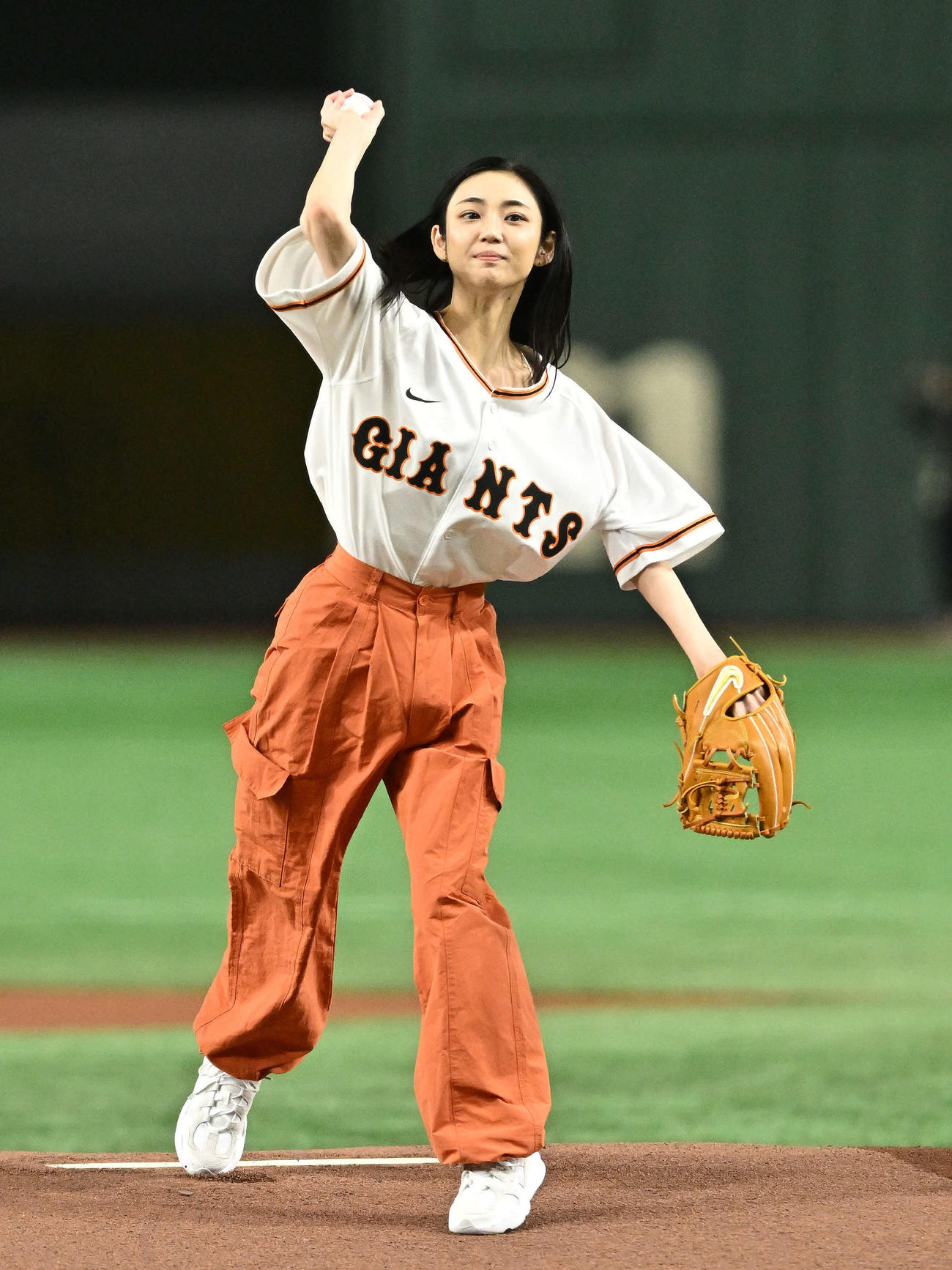 巨人対広島　始球式で投球する山谷花純（撮影・滝沢徹郎）