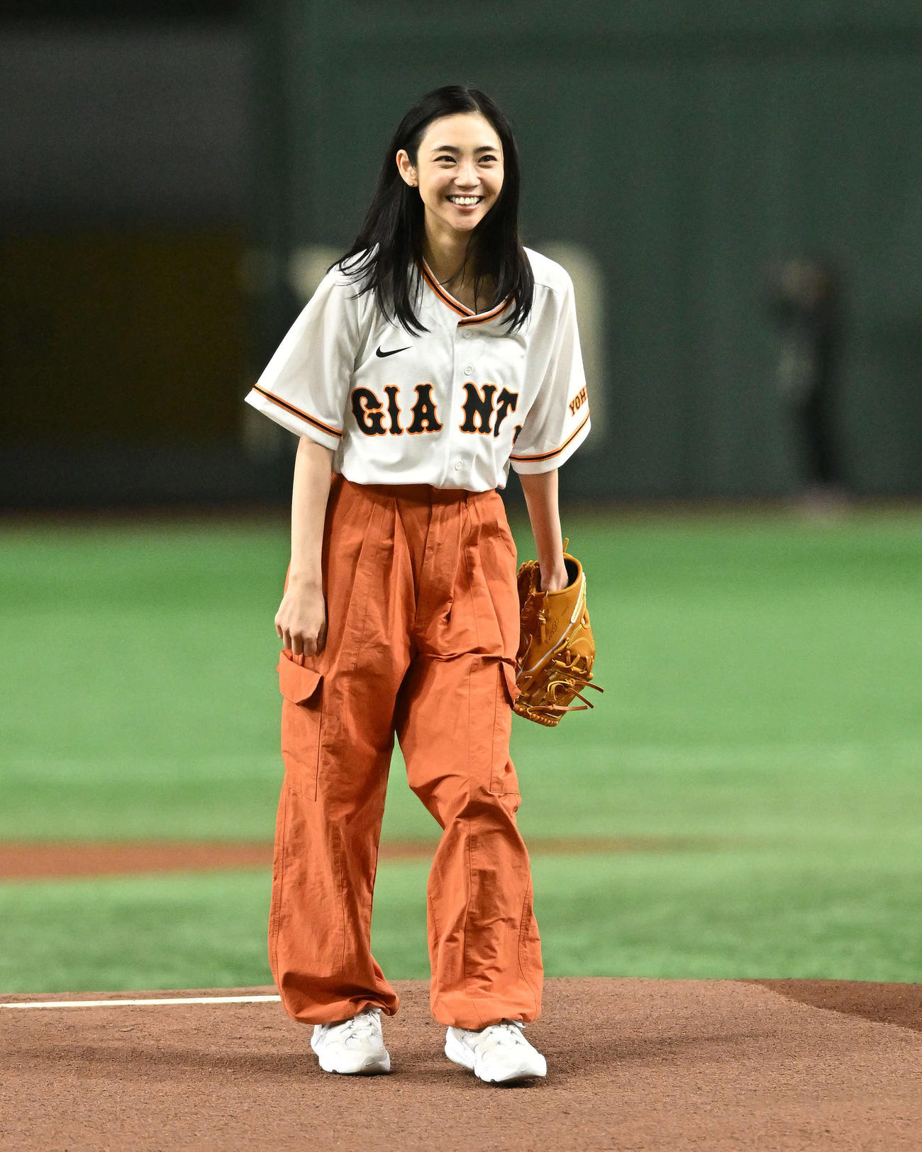 巨人対広島　始球式を終え笑顔の山谷花純（撮影・滝沢徹郎）