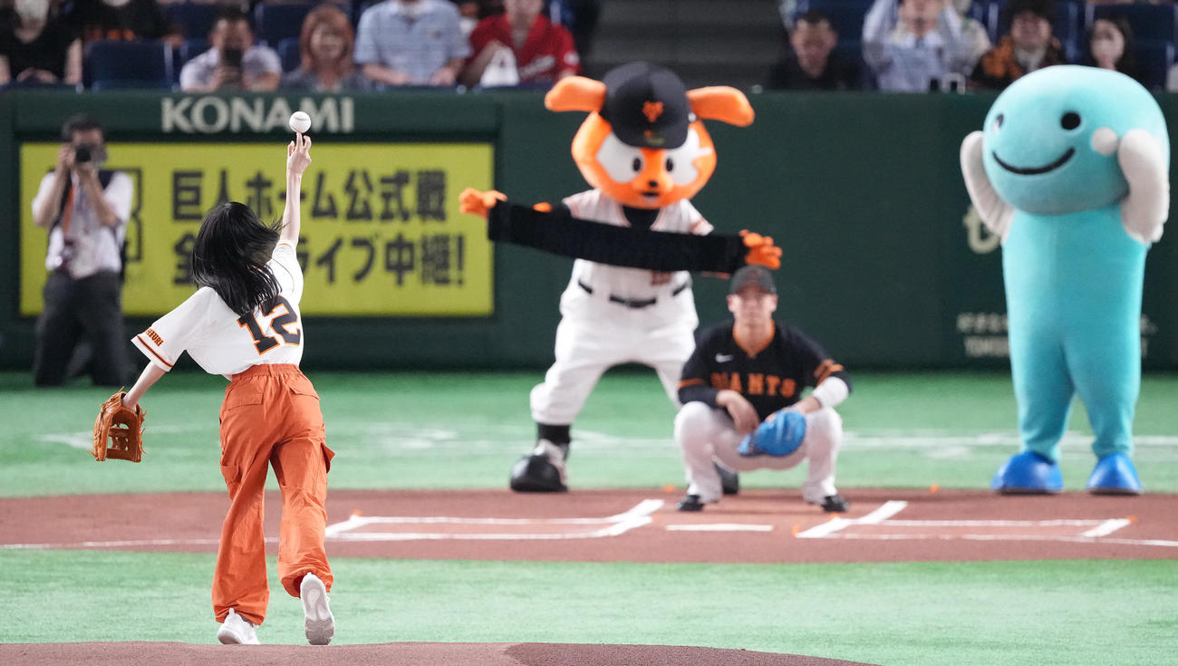巨人対広島　始球式を行う山谷花純（撮影・鈴木みどり）