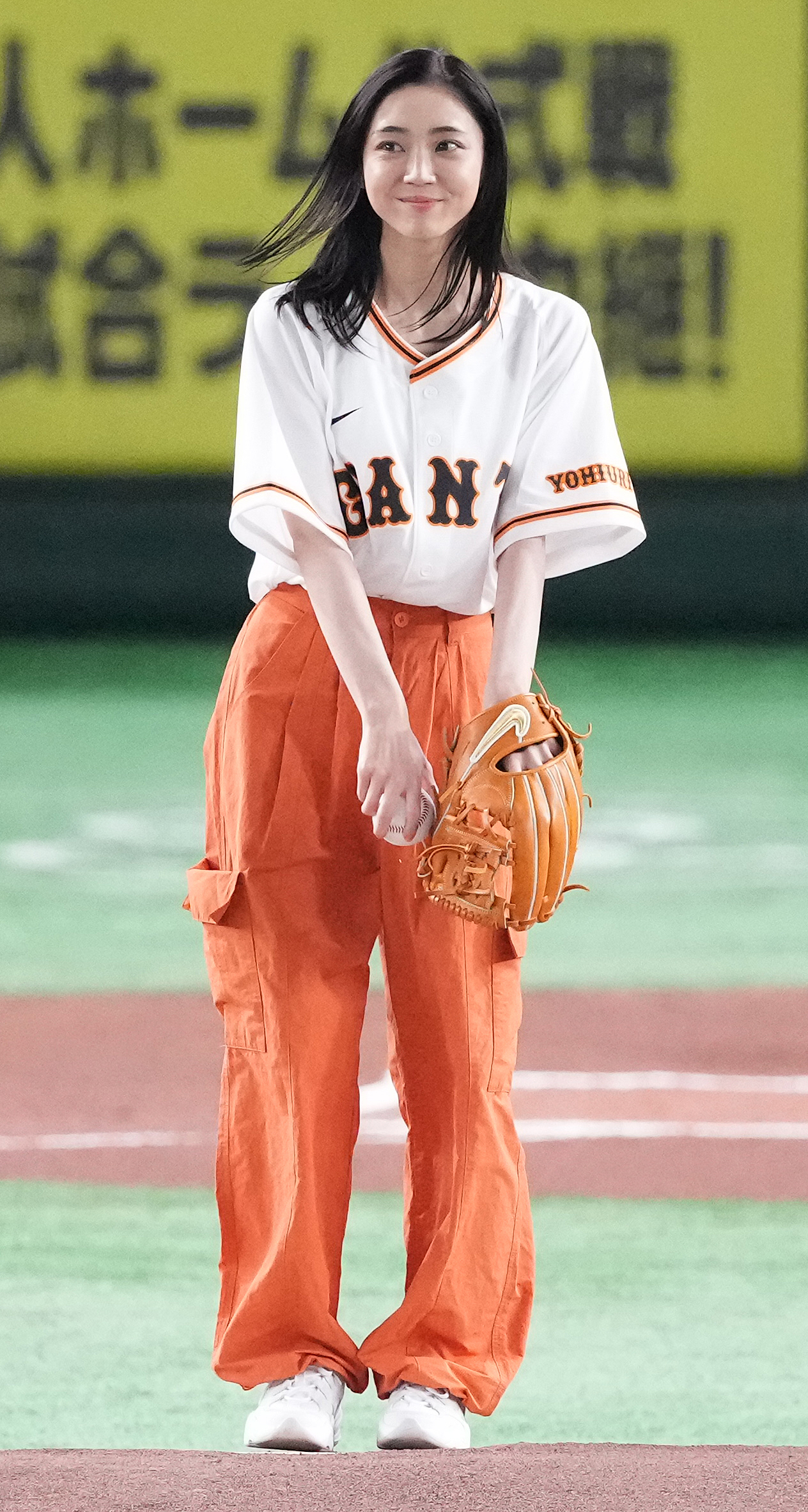 巨人対広島　始球式に登場した山谷花純（撮影・鈴木みどり）