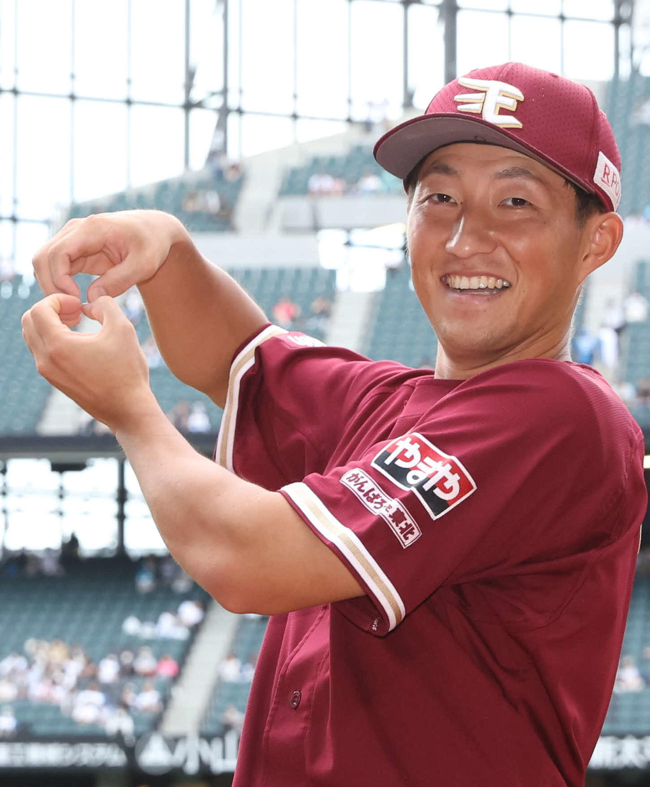 日本ハム対楽天　8連勝し笑顔で「8」ポーズの小深田（撮影・黒川智章）