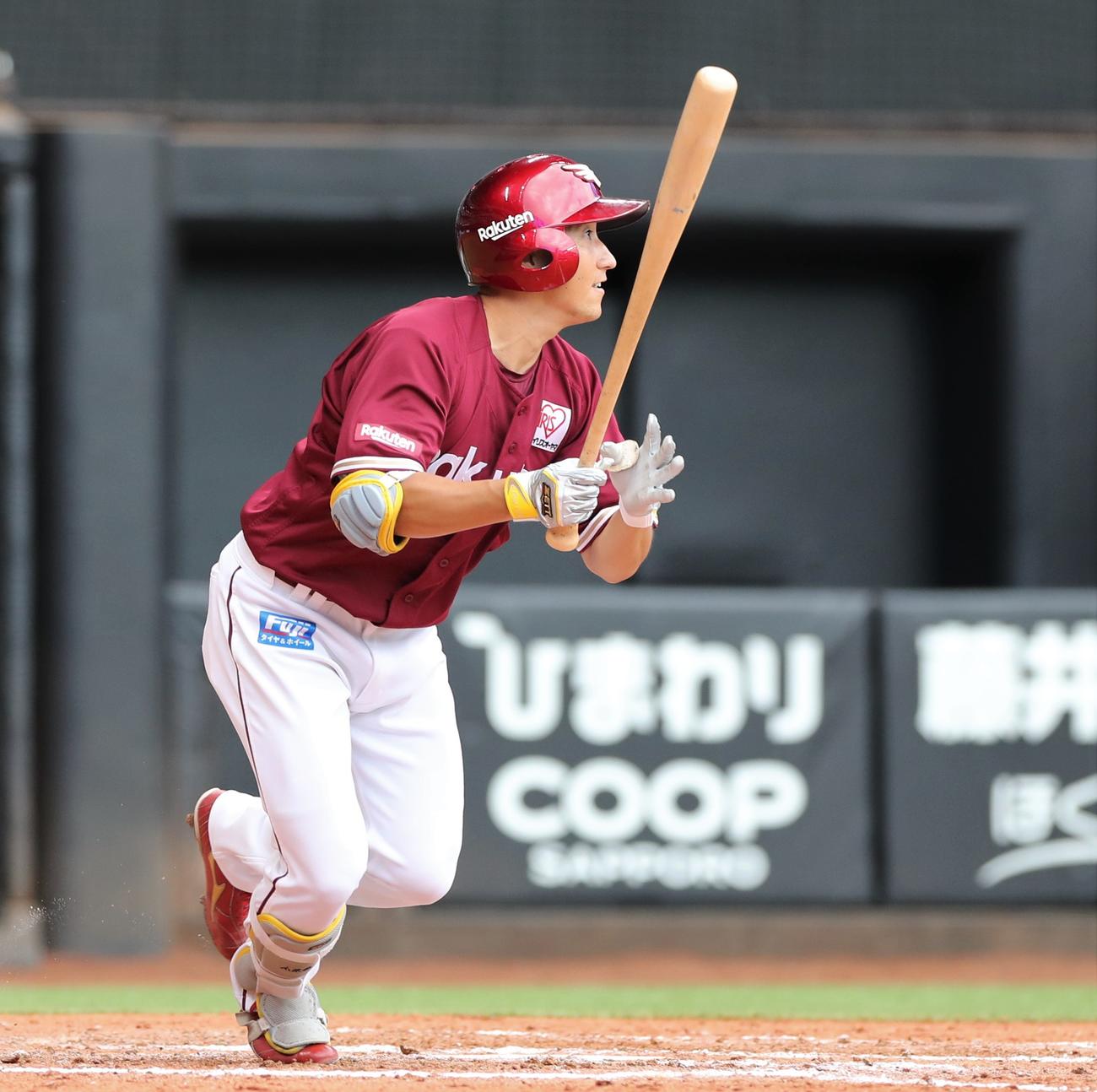 日本ハム対楽天　9回表楽天2死一、三塁、決勝の中前適時打を放つ小深田（撮影・黒川智章）
