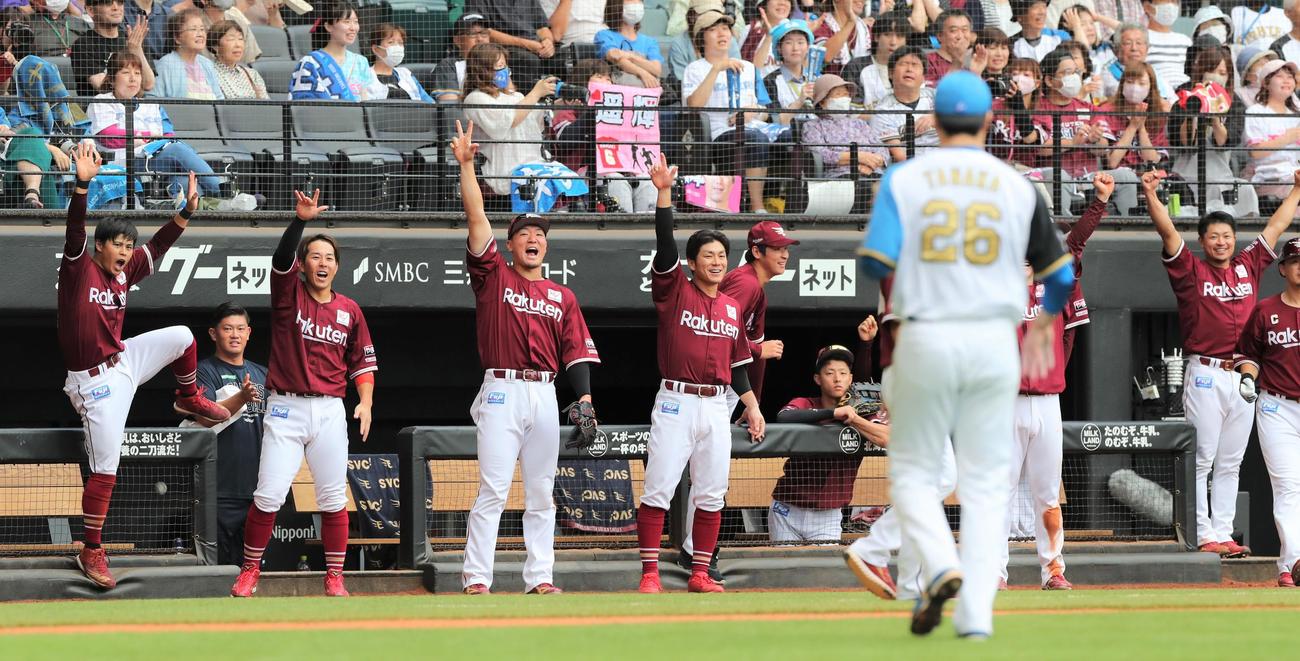 日本ハム対楽天　9回表、小深田の適時打で勝ち越し歓喜する楽天ナイン（撮影・黒川智章）