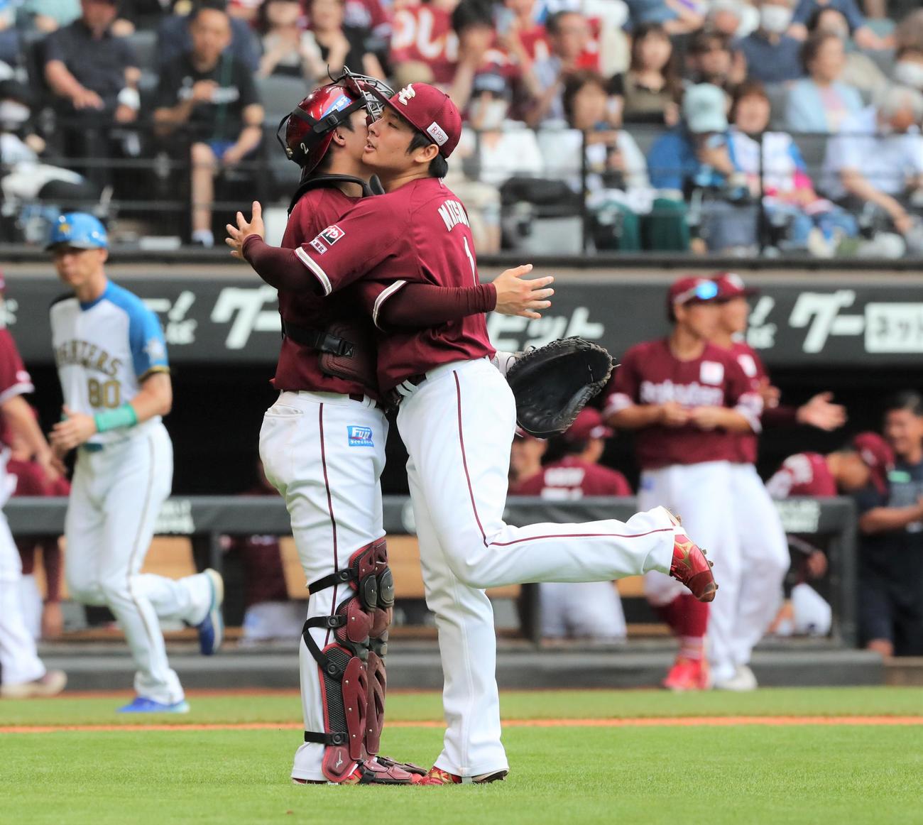 日本ハム対楽天　試合後、太田と抱き合う松井裕（撮影・黒川智章）