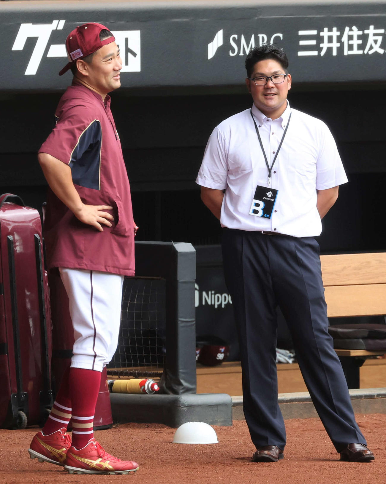 日本ハム対楽天　駒大苫小牧時代の同期、本間さん（右）と話す田中将（撮影・黒川智章）