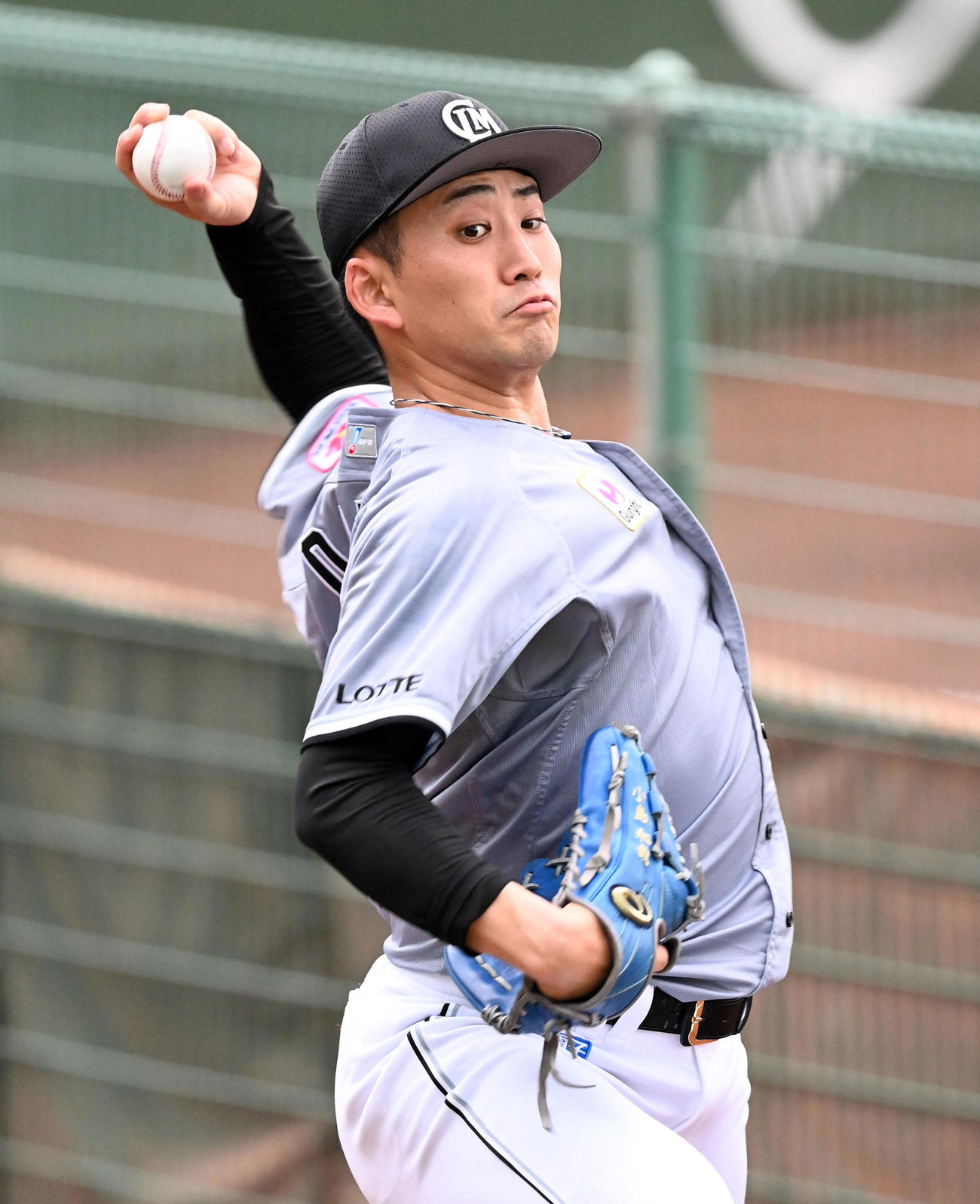 オリックス対ロッテ　ブルペンで投球練習を行うロッテ小島（撮影・前岡正明）