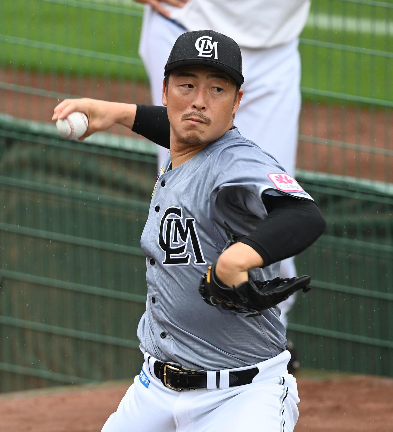 オリックス対ロッテ　ブルペンで投球練習を行うロッテ美馬（撮影・前岡正明）
