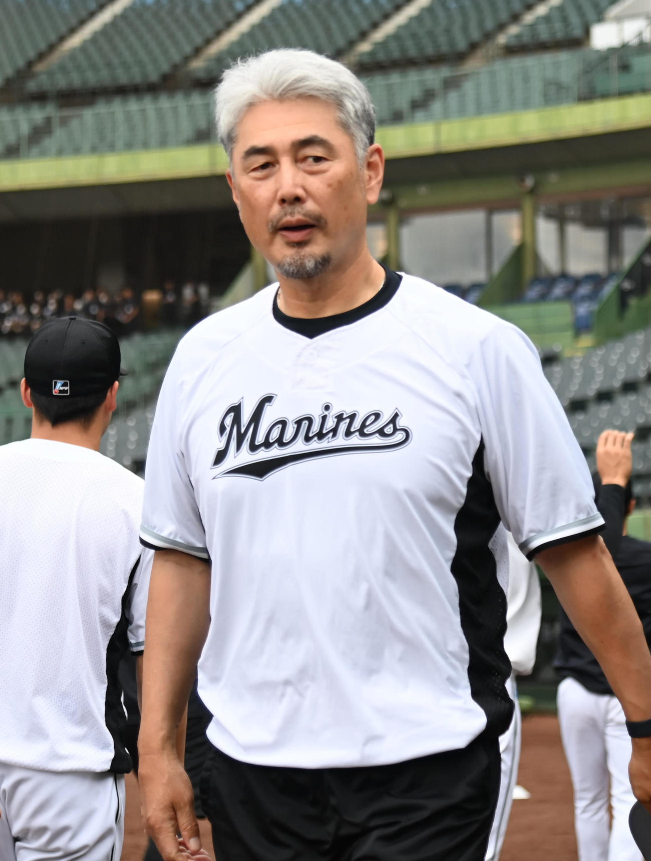報道陣にあいさつをするロッテ吉井監督（撮影・石井愛子）