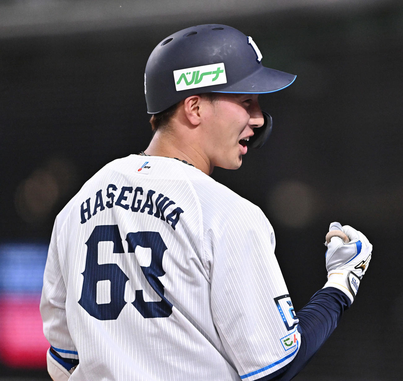 拳を握る西武長谷川信哉（2023年6月撮影）
