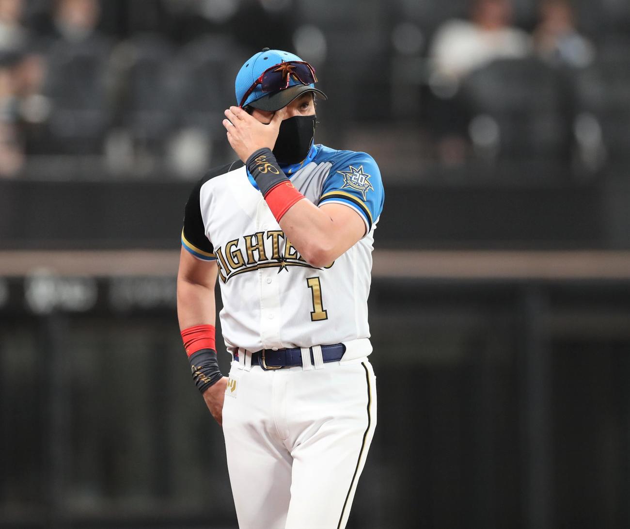 日本ハム対楽天　選手交代を告げ引き揚げる新庄監督（撮影・黒川智章）