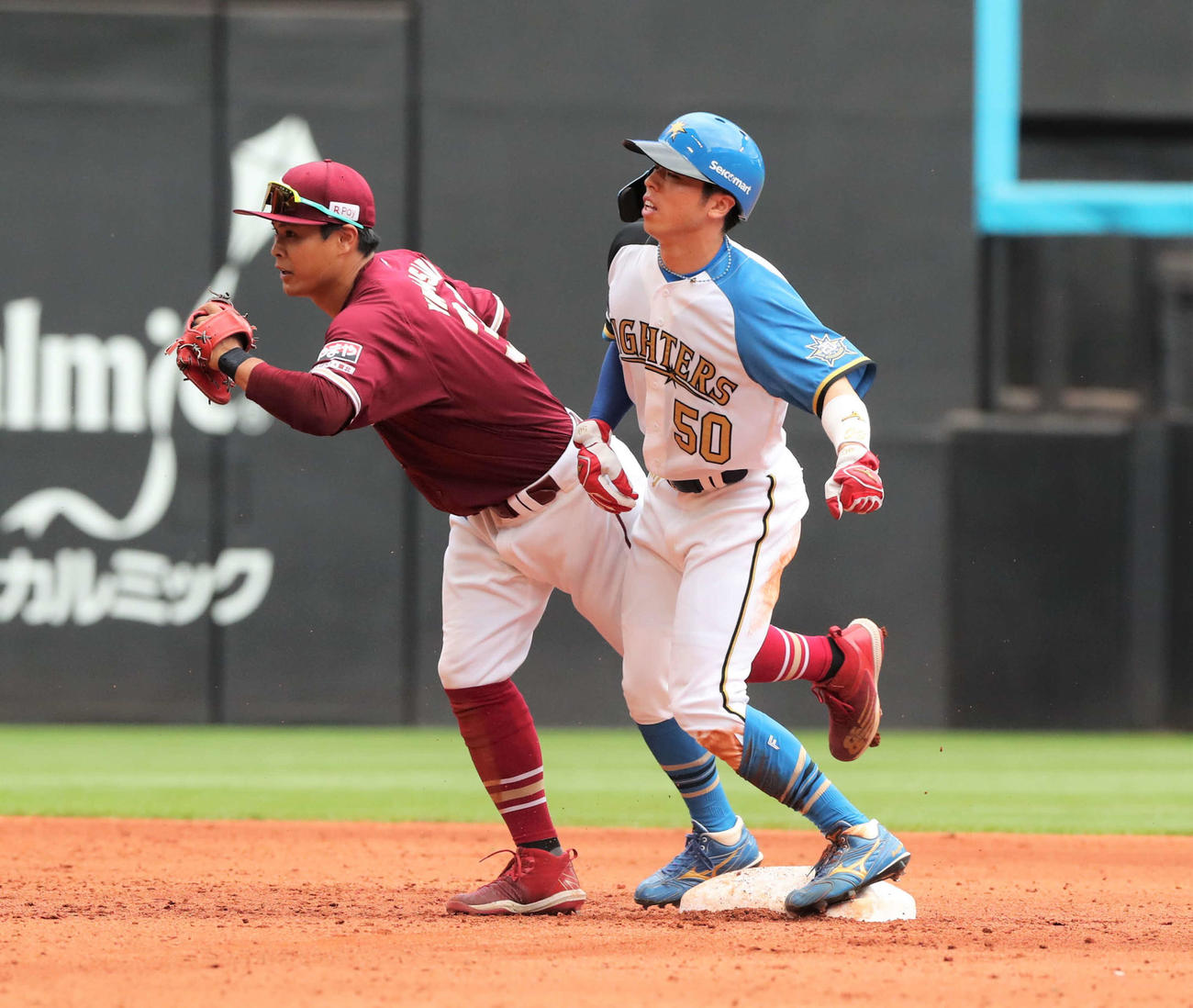 日本ハム対楽天　9回裏日本ハム1死一、二塁、清宮の右飛で一塁走者五十幡（右）が二塁を狙うもアウト（撮影・黒川智章）