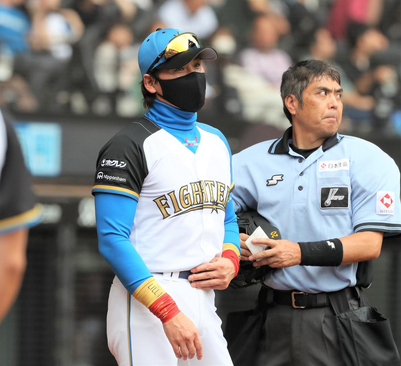 日本ハム対楽天　選手交代を告げる新庄監督（撮影・黒川智章）