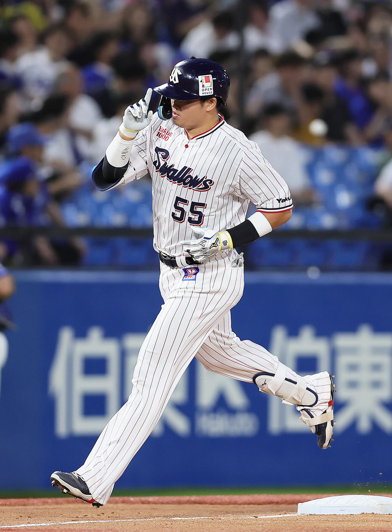 ヤクルト対中日　4回裏ヤクルト無死、村上は左越え本塁打を放ちダイヤモンドを1周する（撮影・足立雅史）