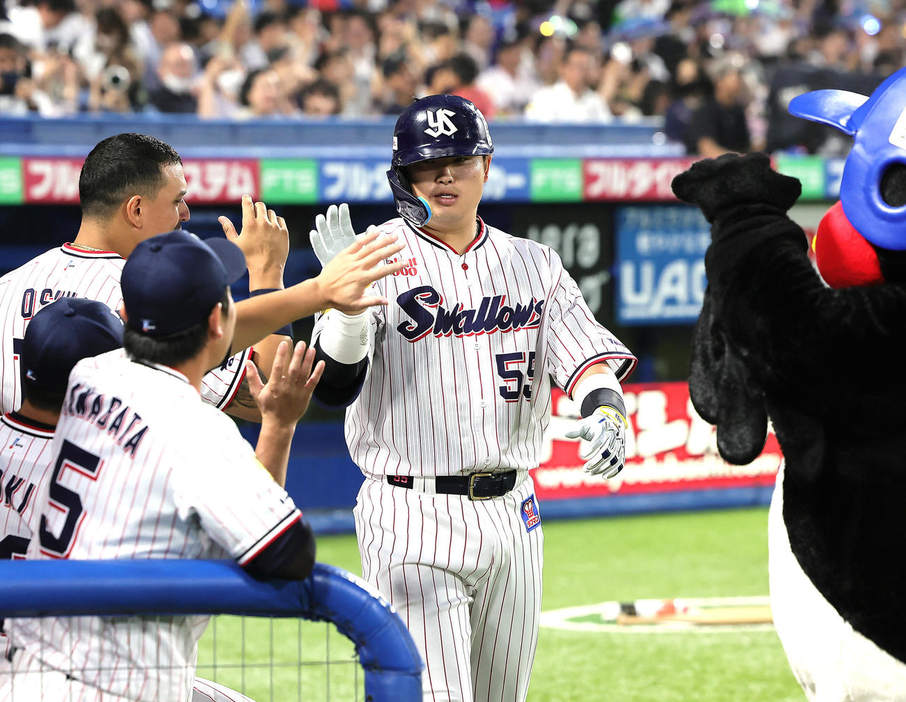 ヤクルト対中日　4回裏ヤクルト無死、村上は左越え本塁打を放ちタッチを交わす（撮影・足立雅史）