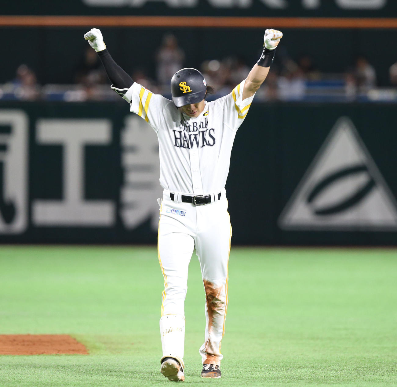 ソフトバンク対西武　5回裏ソフトバンク2死満塁、柳田は先制となる中前適時打を放ちガッツポーズする（撮影・冨田成美）