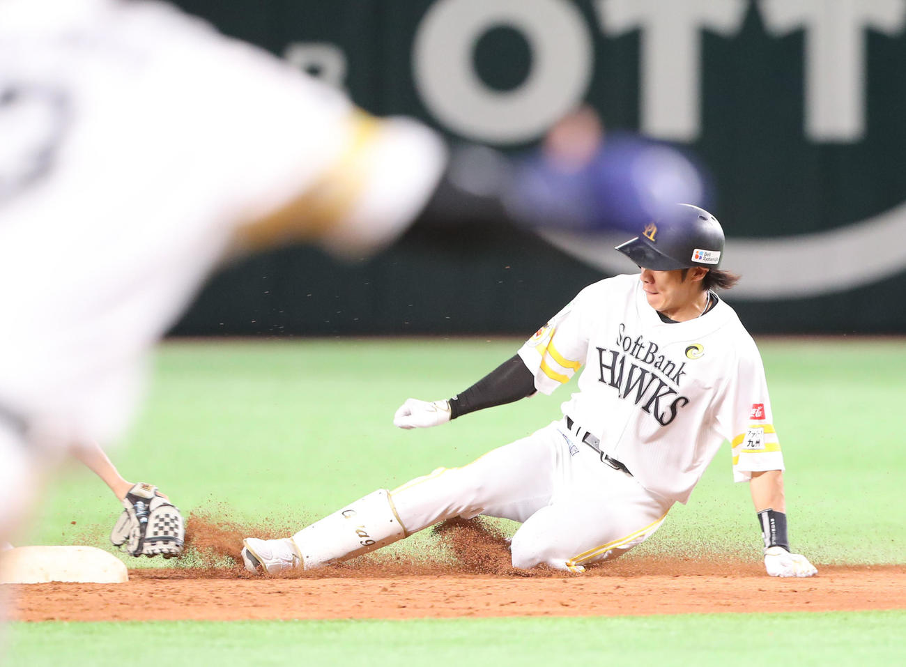 ソフトバンク対西武　5回裏ソフトバンク2死満塁、柳田は中前に2点適時打を放つ、二塁まで一気に走るが惜しくもアウト（撮影・梅根麻紀）