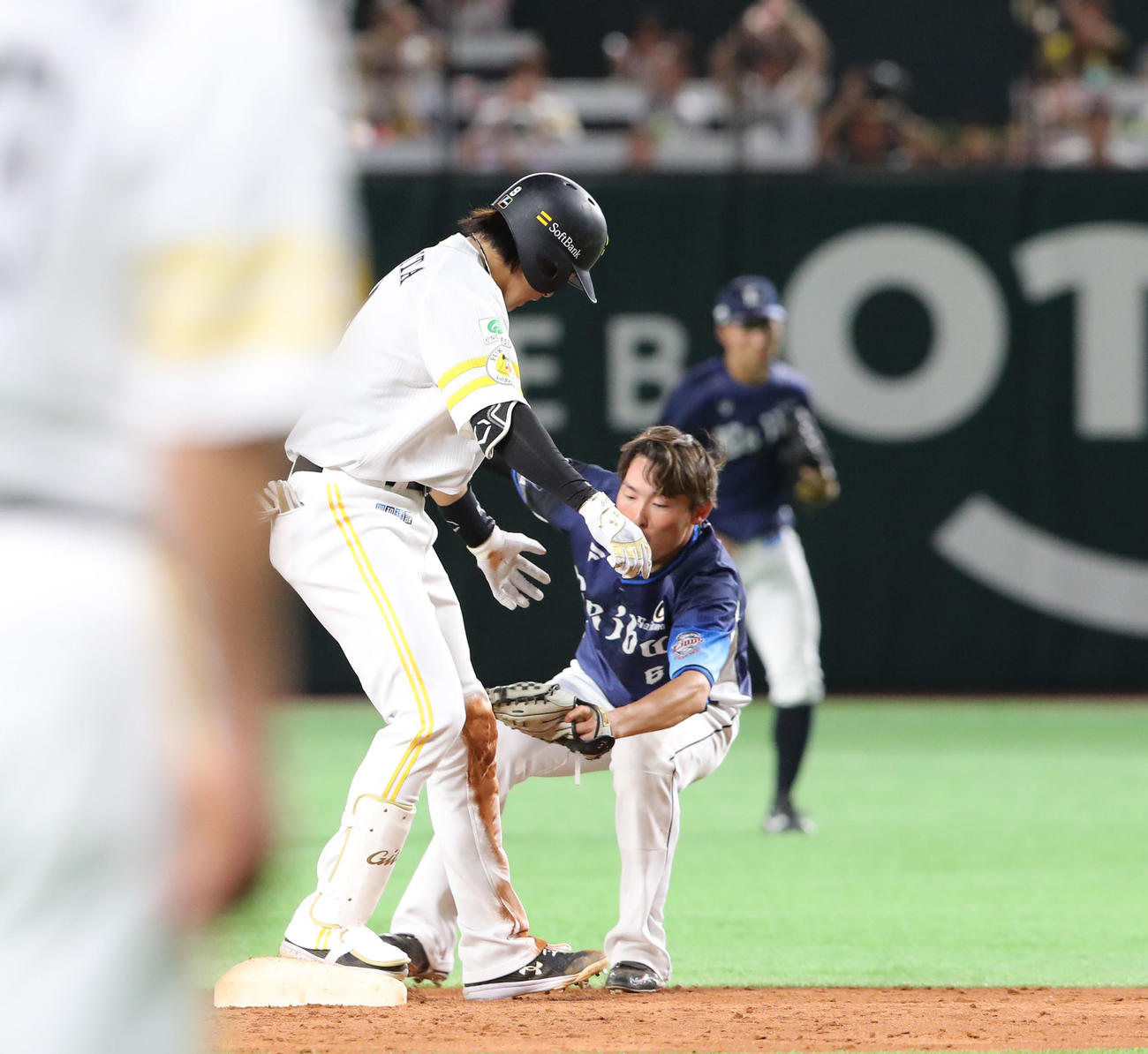 ソフトバンク対西武　5回裏ソフトバンク2死満塁、柳田は中前に2点適時打を放つ、二塁まで一気に走るが惜しくもアウト（撮影・梅根麻紀）