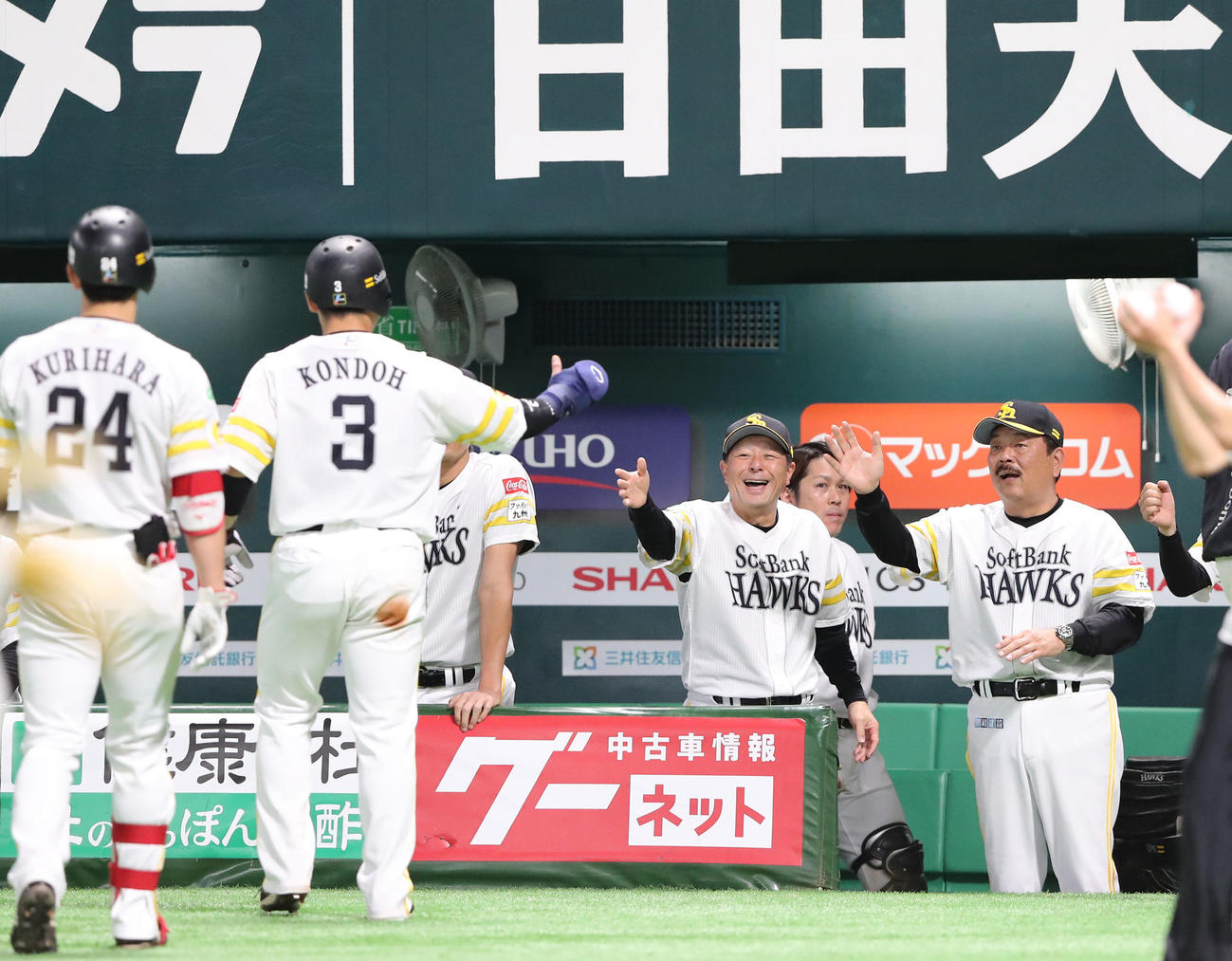 ソフトバンク対西武　5回裏ソフトバンク2死満塁、柳田は中前に2点適時打を放つ、二塁まで一気に走るが惜しくもアウトとなるが得点で喜ぶ藤本監督（撮影・梅根麻紀）