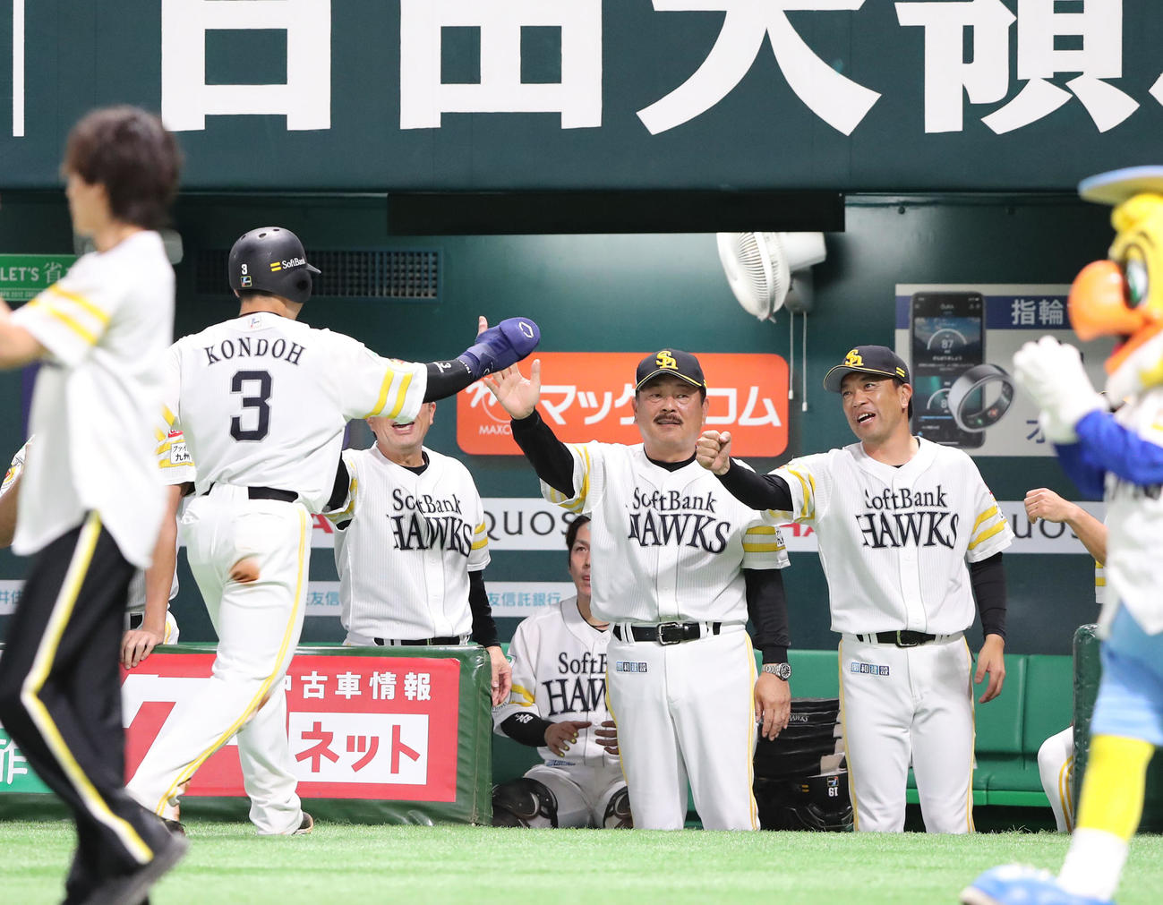 ソフトバンク対西武　5回裏ソフトバンク2死満塁、柳田は中前に2点適時打を放つ、二塁まで一気に走るが惜しくもアウトとなるが得点で喜ぶ藤本監督（撮影・梅根麻紀）