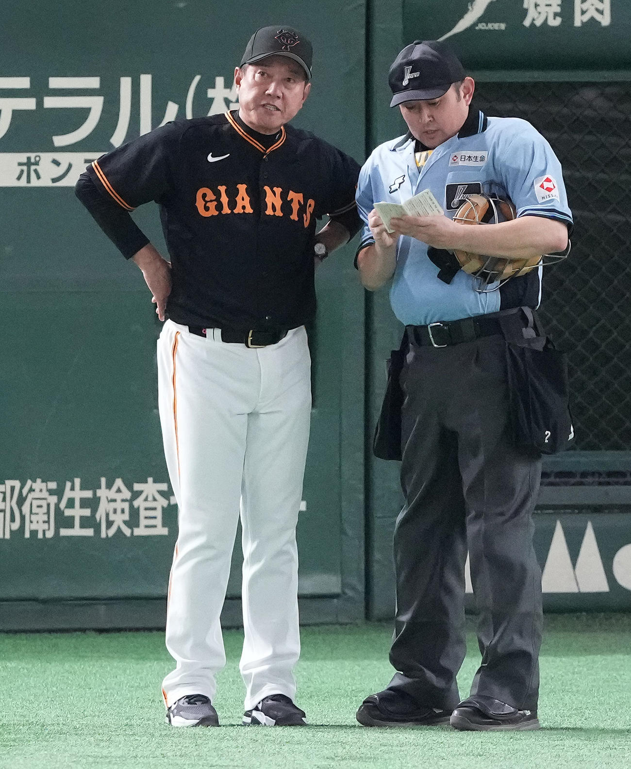 巨人対広島　8回表、先発戸郷翔征の降板を告げる巨人原監督（撮影・鈴木みどり）