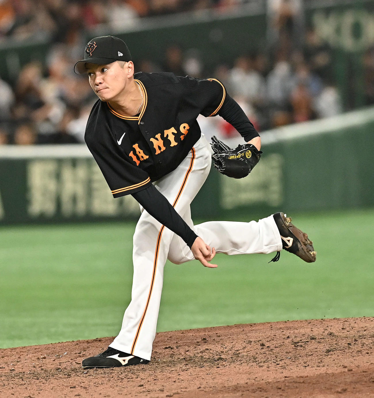 巨人対広島　巨人2番手で投球する鈴木（撮影・滝沢徹郎）