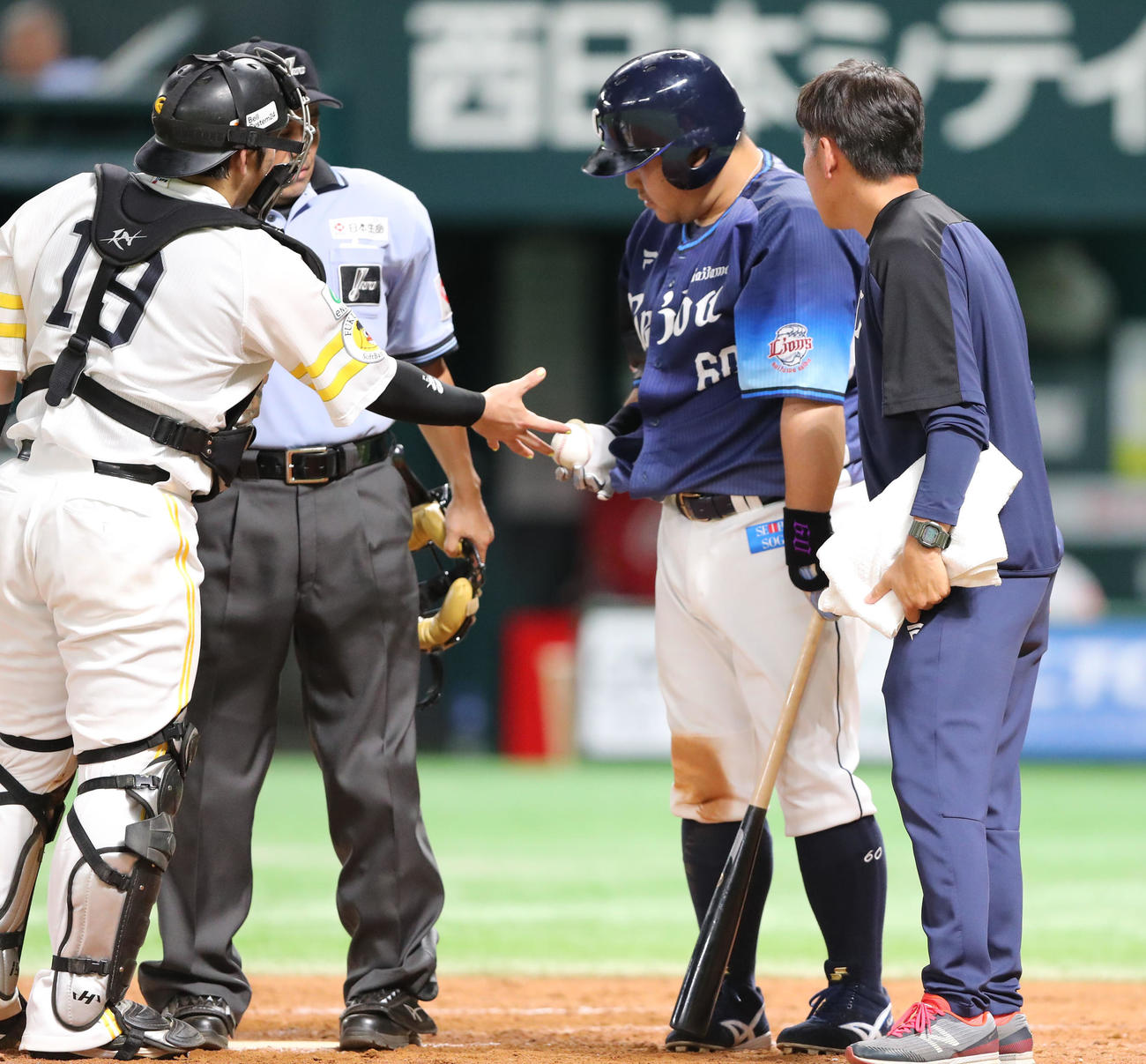 ソフトバンク対西武　8回表西武無死、中村は腹部に死球を受ける、ユニホームの中に入り取り出す（撮影・梅根麻紀）