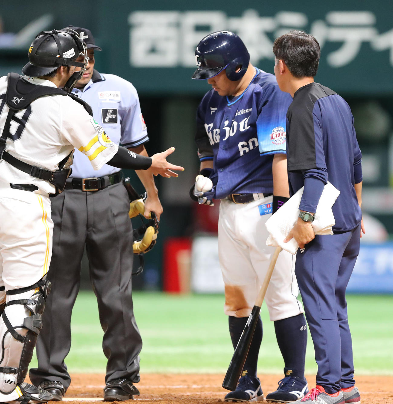 ソフトバンク対西武　8回表西武無死、中村は腹部に死球を受ける、ユニホームの中に入り取り出す（撮影・梅根麻紀）