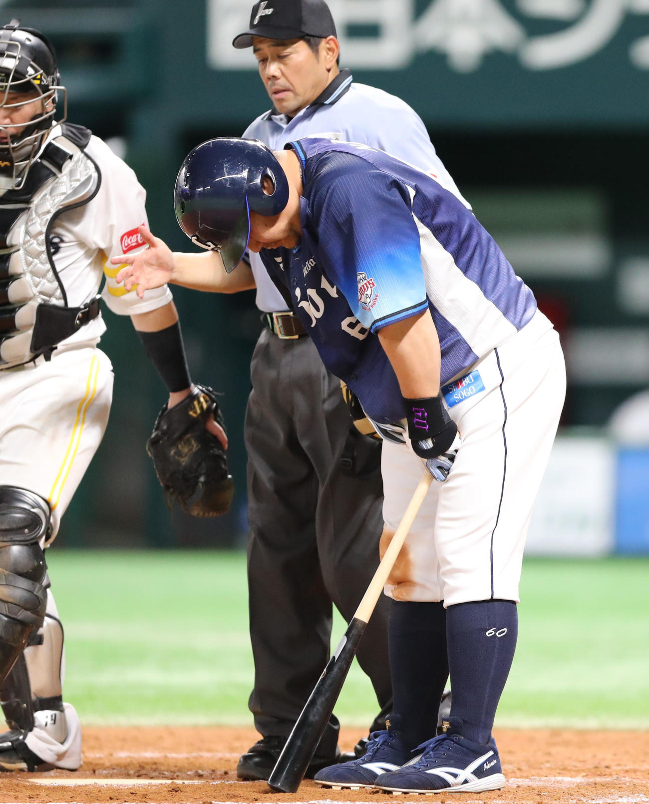 ソフトバンク対西武　8回表西武無死、中村は腹部に死球を受ける、ユニホームの中に入り取り出す（撮影・梅根麻紀）