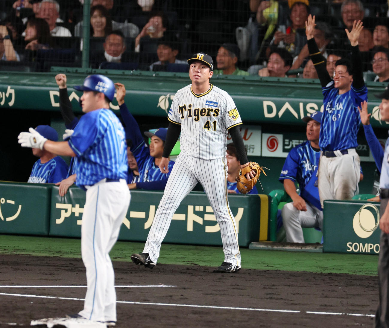 阪神対DeNA 6回表DeNA2死一、三塁、村上は京田に中前適時打を打たれ失点する（撮影・加藤哉）